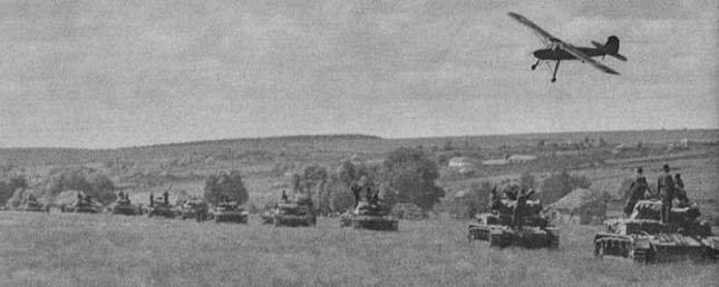 Немецкие танки в наступлении. 1941. Pz III и Шторх