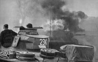 Pz-III возле горящего БТ-7. Немецкие танки в 1941. Танковый бой