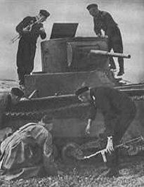 Немцы осматривают подбитый Т-26