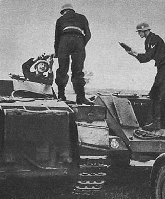 Подвозчик боеприпасов загружает в StuG III снаряды