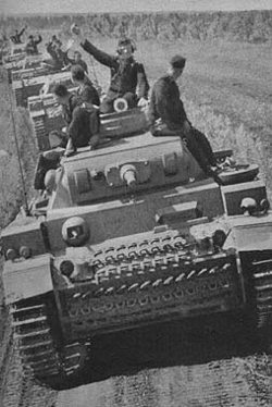 Колонна Pz-III. Немецкие танки в наступлении 1942