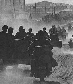 Немецкие мотоциклисты входят в город. Немецкое наступление в 1942