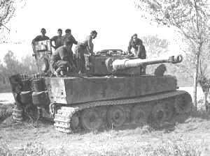 Немецкий танк Pz-VI Тигр подбитый гранатомётом PIAT