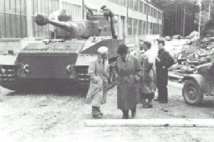 Фотография Фердинанд порше возле VK 4501 (P) Tiger - прототипа танка Тигр Порше
